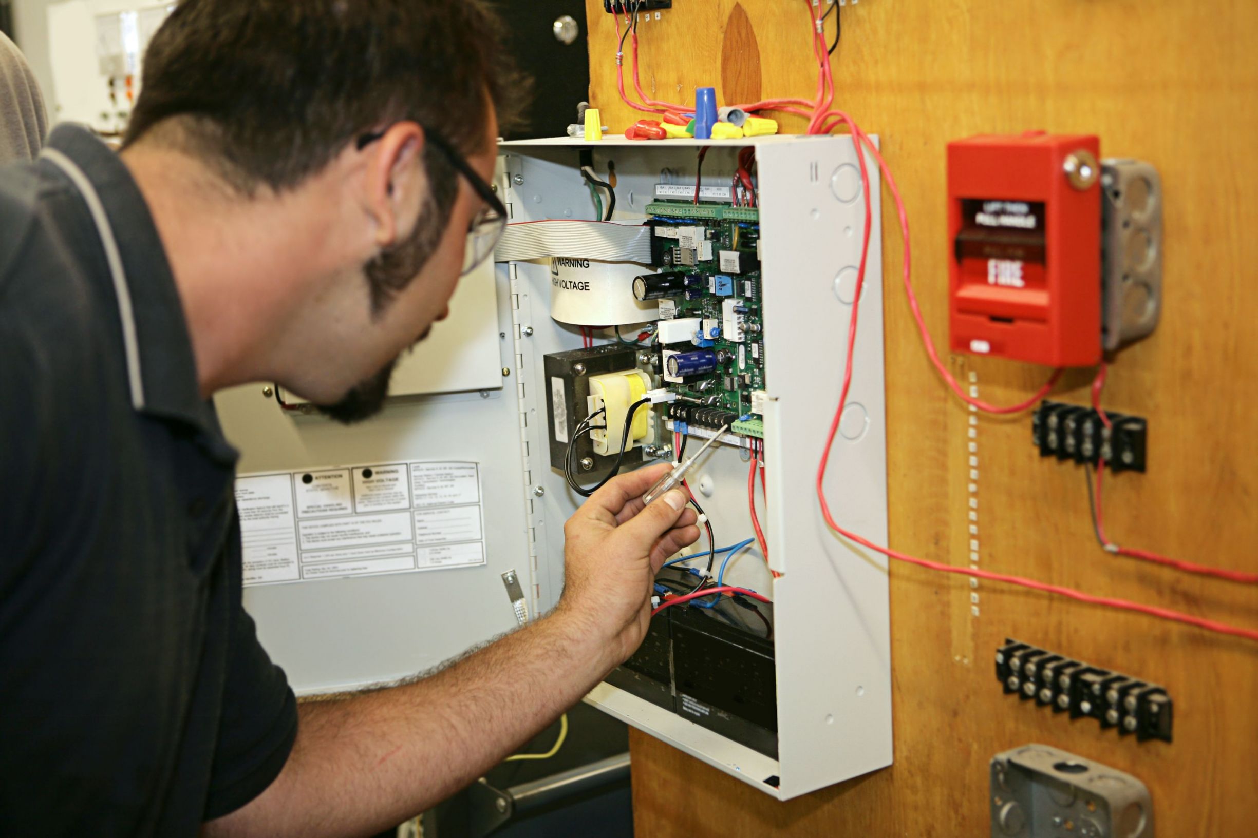 How to Choose an Electrical Contractor in Las Vegas, NV, Residents Can Trust for Home Safety