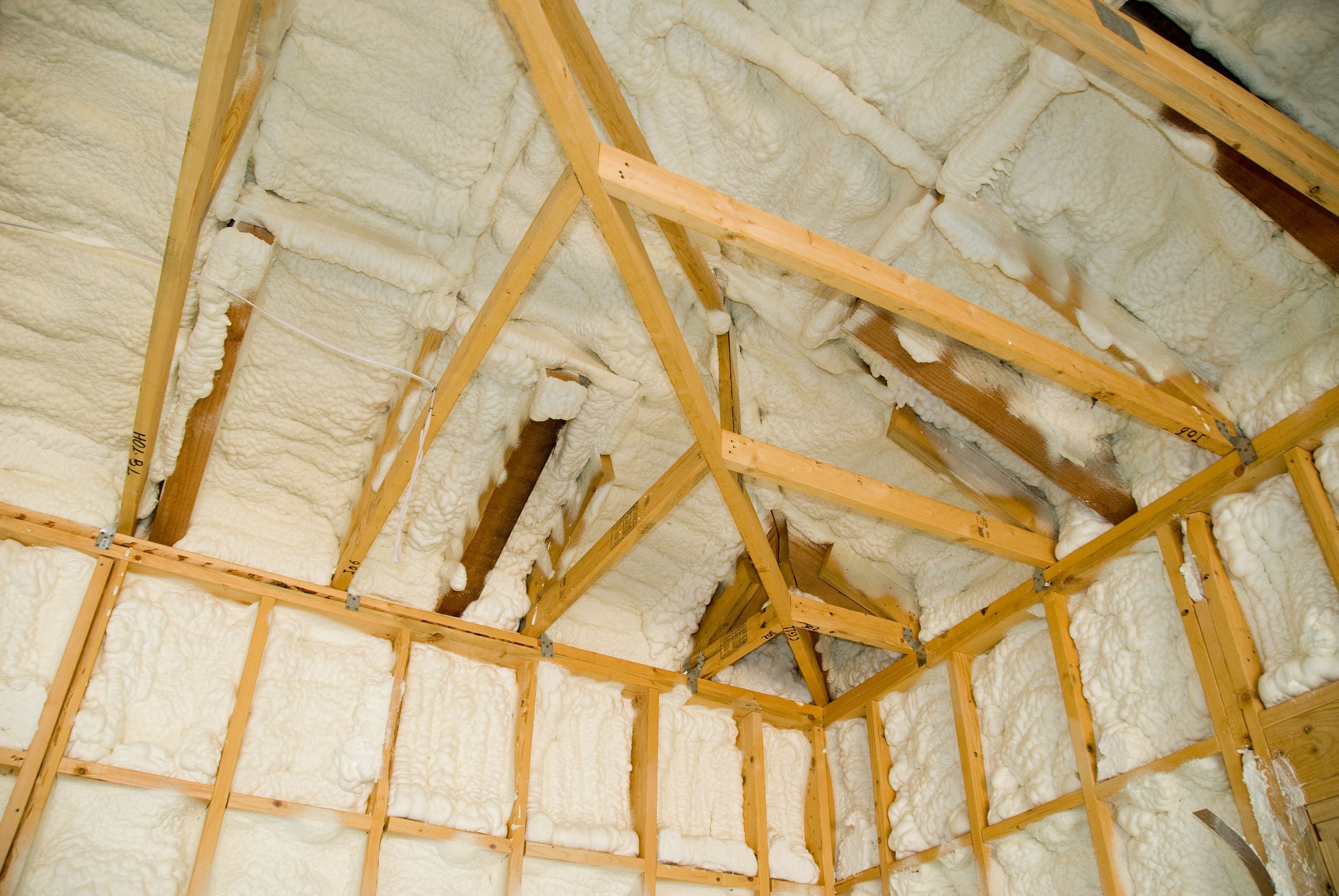 Как утеплить крышу. Attic Spray Foam Insulation. Spray Foam Insulation. Пенополиуретан утеплитель. Пена утеплитель для крыши.