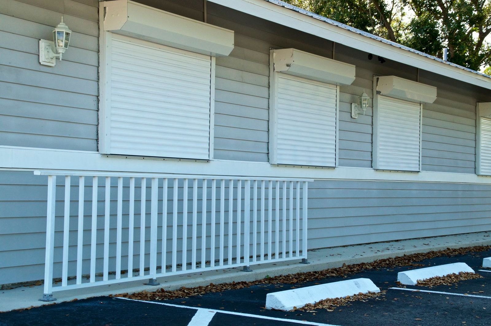 2 Reasons to Install Hurricane Shutters Over Wood-Based Material in NC