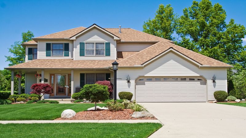 When It’s Time to Call a Garage Door Company in Chicago for Help