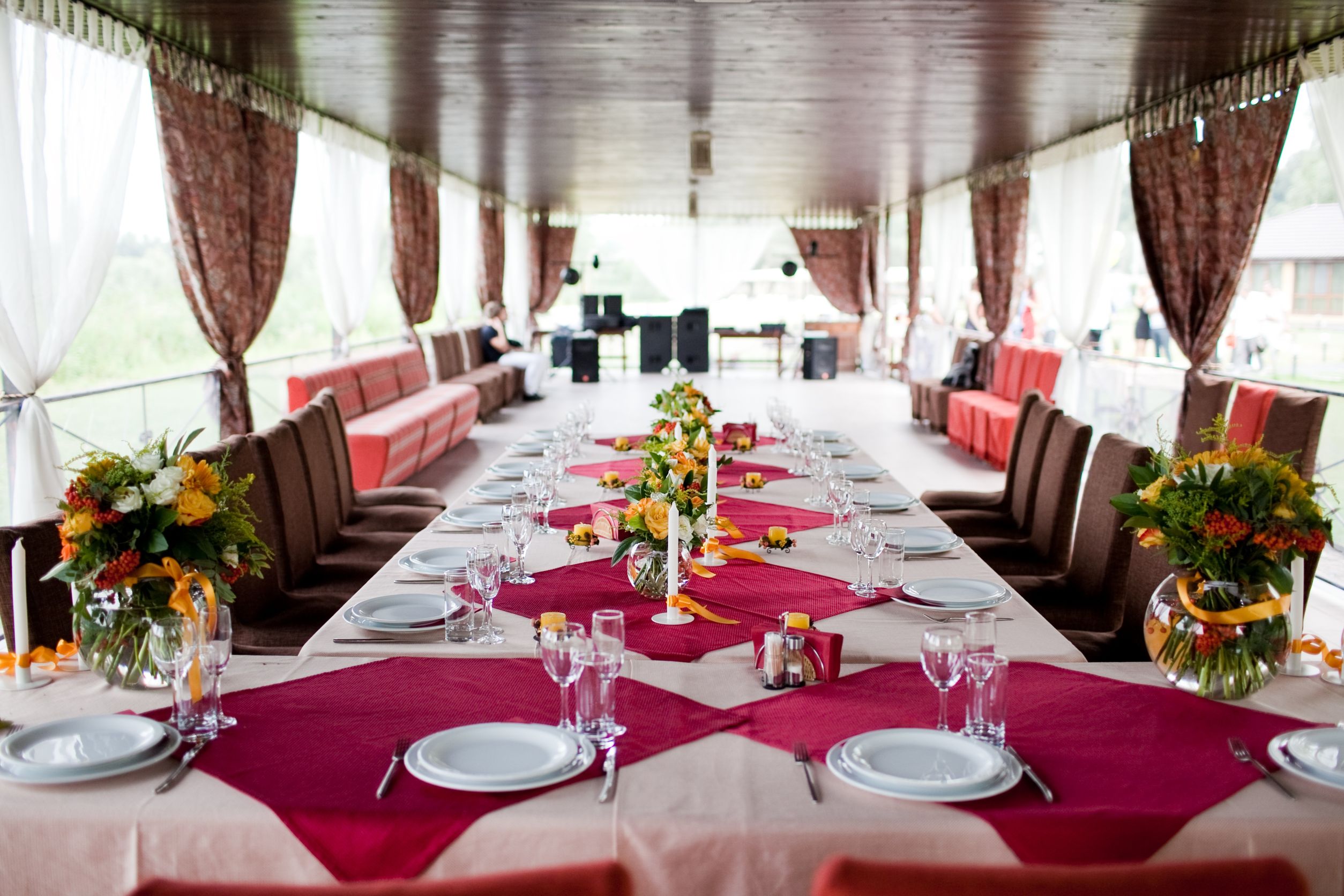 Travis County Hospitality Managers Invest in Overlays for Round Tables