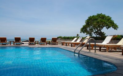 Could a Custom Pool Builder Deliver Resort-Style Features at Home?